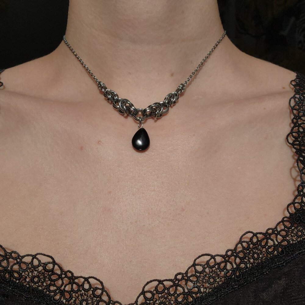 Gothic black teardrop and silver chainmail necklace with a small silver chain - Picture 8 of 8
